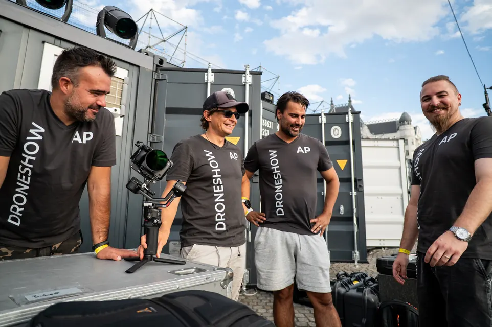 Az AP DroneShow csapata a technikai konténer mellett