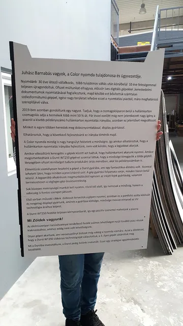 A Color nyomda előre megírt szöveggel teli sugótáblája a forgatáson