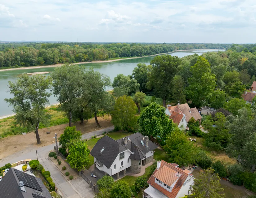 Aerial photograph of a riverside family house in Szentendre