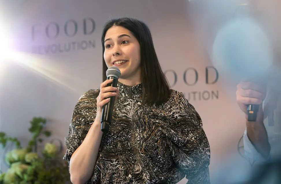Előadó mikrofonnal a Food Revolution rendezvény színpadán