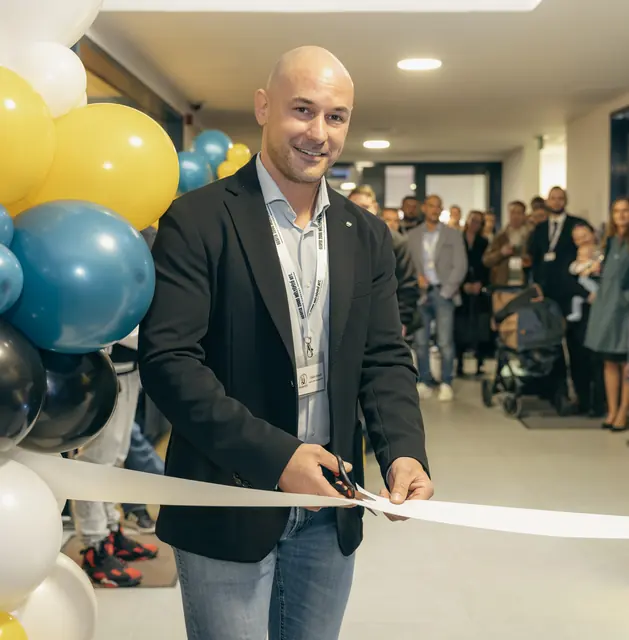 Szalagátvágás egy új iroda megnyitóján, lufikkal
