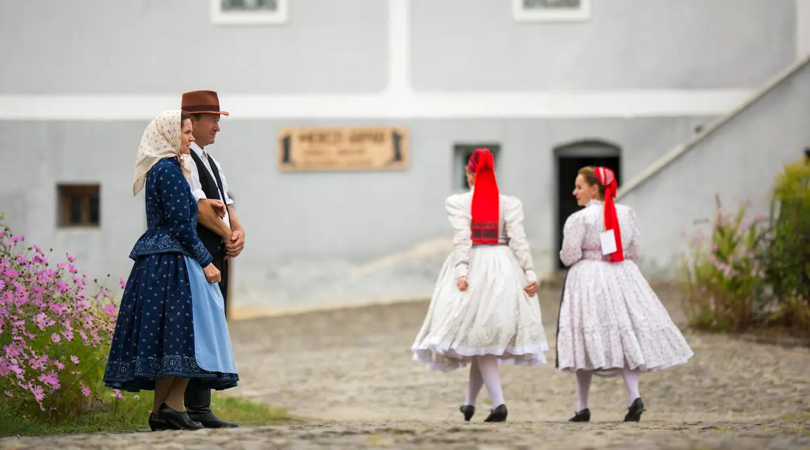 Népviseletbe öltözött szereplők egy hagyományőrző programon
