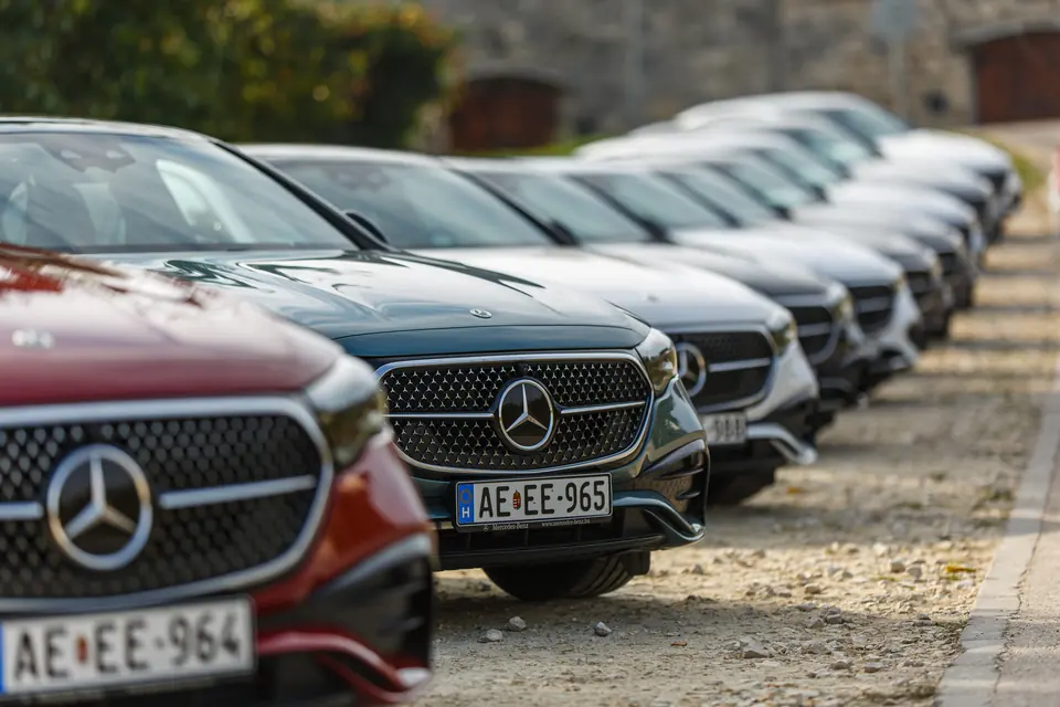 Mercedes-Benz autók sora egy céges rendezvényen