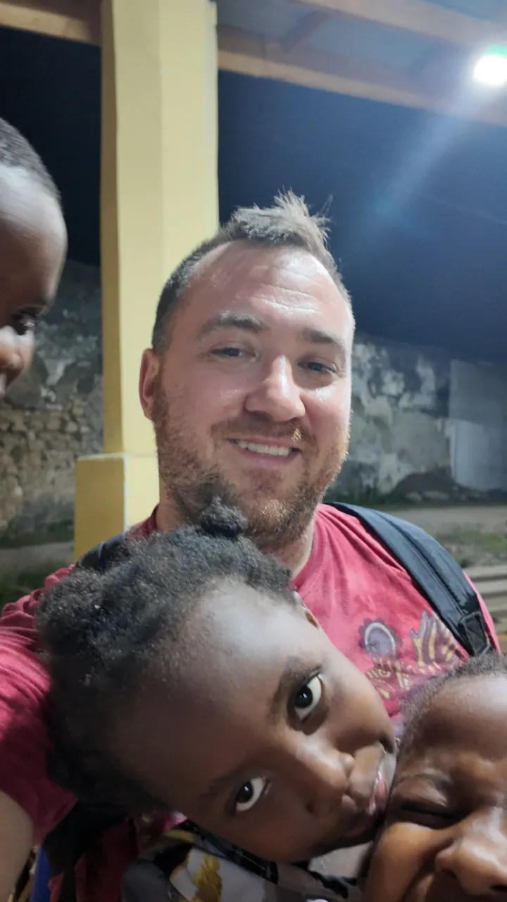 Dávid’s evening selfie with laughing Tanzanian children