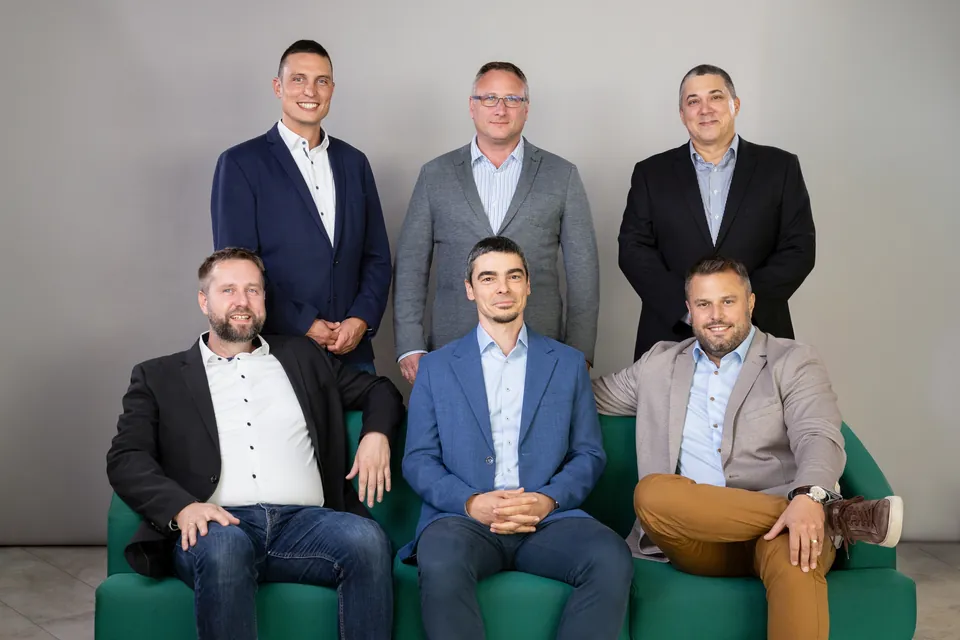 Egységes stílusú csoportkép egy cég hatfős vezetői csapatáról
